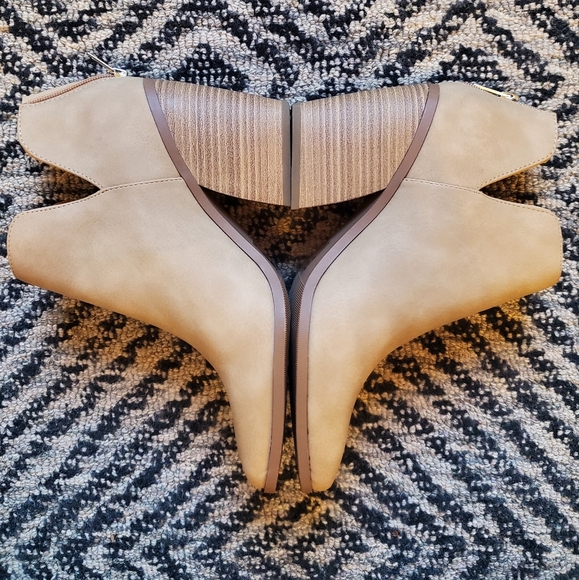 NWOT Tan faux leather boots - Picture 2 of 5